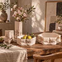 Vase à fleurs en céramique beige et collection de plateaux décoratifs – Décoration d'intérieur géométrique sculpturale pour présentation sur table