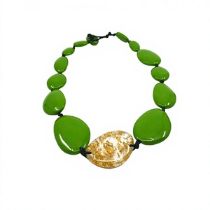 Nouveau collier de luxe en résine verte perlée, meilleur pendentif jaune scintillant, bijoux unisexes tendance de haute qualité style bohème pour femme - Product Image 1