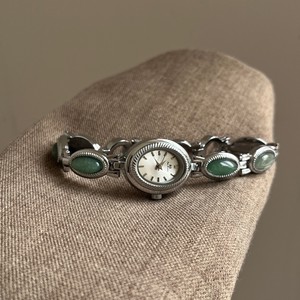 Montre-bracelet vintage dorée pour femme, style rétro, à quartz, avec aiguilles en verre, pierres précieuses colorées, boîtier ovale en alliage, personnalisable, petite et mignonne - Product Image 6