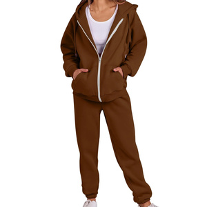 Ensemble de vêtements de détente minimalistes pour femmes dans des tons neutres avec un haut ample et un pantalon de jogging pour un confort quotidien, des entraînements et un style simple - Product Image 5