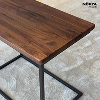 Table basse NORYA moderne en noyer massif avec structure de support géométrique distinctive pour salon, meubles en bois de noyer