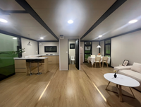 Maison préfabriquée modulaire à deux étages en structure acier au design moderne, bureau conteneur avec mur en verre