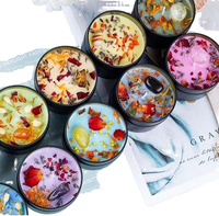 Bougie artisanale moderne en cire de soja avec fleurs séchées et cristal, dans un pot métallique, idéale pour le Nouvel An chinois, cadeau et décoration