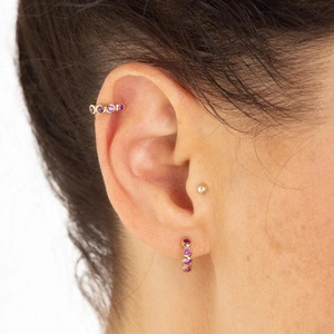 LOZRUNVE Italiano Pequeño Bisel Color Rubí CZ Huggie Pendientes de aro Joyas 925 Plata - Product Image 2
