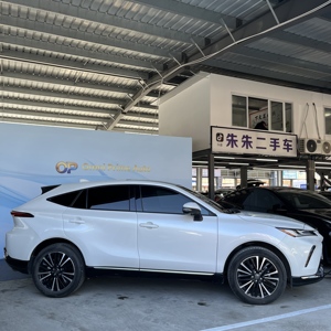 Occasion 2023 pour <span class=keywords><strong>Venza</strong></span>, extérieur blanc, intérieur foncé |   Volant à gauche, pneus R18, 219 CV, transmission intégrale, 40 MPG, SUV de taille moyenne - Product Image 3