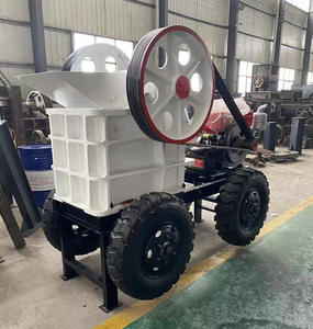 Le concasseur à mâchoires mobile PE250X400 personnalisé par le fabricant convient au concassage de pierres comme le concasseur à mâchoires diesel pour minerai et or - Product Image 3