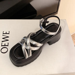 รองเท้าสานสีเขียวเสริมส้นสำหรับผู้หญิง รองเท้าผู้หญิงสไตล์เสื้อคลุมแฟชั่นขนาดเล็ก สีเงินแบบเปิดนิ้วเท้า พื้นหนา - Product Image 3