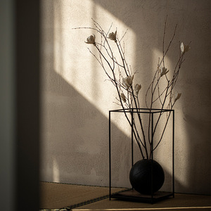 Vase à fleurs en fer de style japonais avec branches séchées pour la décoration de la salle de thé, pièce décorative faite à la main, design Japandi - Product Image 1