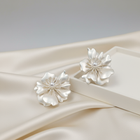 Bouton de luxe haut de gamme de style français, asymétrique, en forme de fleur, avec motif floral camélia et perle, cousu main