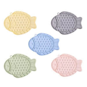 Tapis de léchage en silicone pour chats et chiens, bol d'alimentation lente pour animaux de compagnie, forme de poisson avec design texturé - Product Image 5