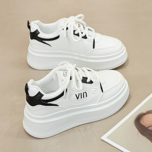Chaussures pour femmes à talon bas, respirantes, imperméables, en maille, à semelle souple, à lacets et à pompons, idéales pour l'hiver, les trajets quotidiens et la marche - Product Image 3