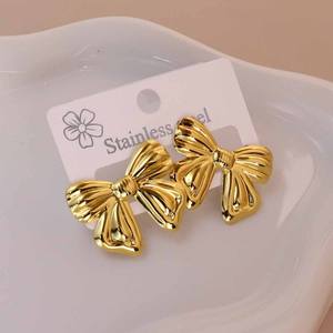 ต่างหูสแตนเลสสตีลชุบทอง 18K กันน้ำสำหรับผู้หญิง ดีไซน์เรียบหรู รูปทรงเรขาคณิต ทันสมัย - Product Image 5