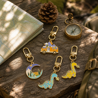 Porte-clés émaillé personnalisé pour camping en plein air, vente en gros, thèmes camping-car, dinosaure, montagne, cascade, lune, avec fermoir mousqueton doré, fabrication de qualité, design tendance