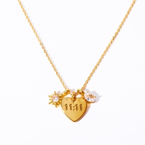 สร้อยคอจี้ผู้หญิงแบบเรียบหรู ชุบทอง 18k สแตนเลสสตีล จี้รูปแม่ - Product Image 1