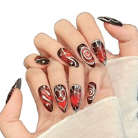 Nail art tridimensionnel à motifs sombres rouges et bruns avec texture en forme de cœur, accessoire tendance et artisanal.