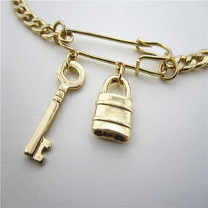 <span class=keywords><strong>Collier</strong></span> à clé et serrure plaqué or à la mode avec pendentif épingle à <span class=keywords><strong>nourrice</strong></span> et breloque en alliage de zinc - Product Image 2