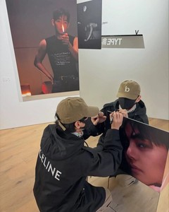 นิทรรศการ VTYPE ของ BTS ณ ไซต์ในโซล สินค้าของแท้จากทางการของวงเคป๊อป สินค้ามาใหม่ ขายดี มีสินค้าพร้อมส่ง สำหรับทุกวัย - Product Image 2