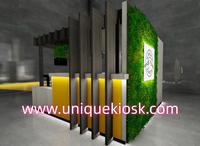 Kiosque alimentaire en bois personnalisé pour centre commercial, stand de restauration rapide avec mur en mousse artificielle, vitrine en verre, plantes vertes suspendues, logo rétroéclairé