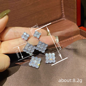 Orecchini Pendenti Geometrici con Micro Zirconi, Gioielli Eleganti e Chic per Donne, Stile Moderno per Uso Quotidiano - Product Image 4