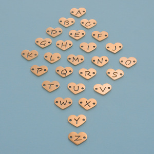 Dijes de Acero Inoxidable Pulido Espejo de 12mm con Doble Agujero, Iniciales de Corazón A-Z para Fabricación de Joyería DIY, Pulseras y Collares - Product Image 4