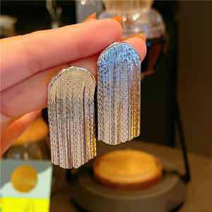 2025 nueva llegada Nueva joyería de moda 24K oro Real de alto grado curvo <span class=keywords><strong>sin</strong></span> hueso borla pendientes moda cadena de oro borla pendientes - Product Image 2