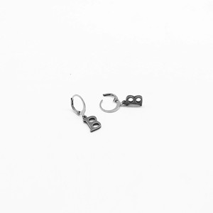 Boucles d'oreilles créoles Yunnique rétro en acier titane avec lettre B, en acier inoxydable 316, design géométrique pour usage quotidien - Product Image 3