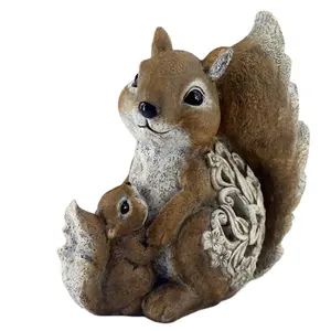 Decoração personalizada do jardim do projeto do bebê do abraço do esquilo da resina com estátua luz solar do esquilo
