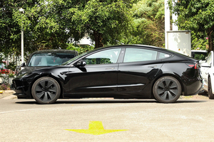 Auto Usata Economica <span class=keywords><strong>Tesla</strong></span> <span class=keywords><strong>Model</strong></span> <span class=keywords><strong>3</strong></span> 2025 Versione a Trazione Posteriore, Berlina Elettrica di Medie <span class=keywords><strong>Dimensioni</strong></span>, Motore Singolo, per Famiglia e Città, in Vendita - Product Image 5