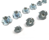 Écrou en T DIN1624 à 4 branches M3-M12 en acier au carbone SS304 316 zingué pour meubles en bois, écrou d'insertion aveugle OEM