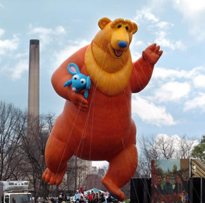 Globo Inflable de 45 Pies de Oso en la Casa Azul con Globos de Helio para Desfile, Personaje Animal Gigante, Globo Publicitario de Helio - Product Image 1