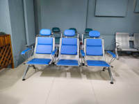 Fauteuil d'infusion moderne rembourré 5 places avec accoudoirs en acier inoxydable pour les salles d'attente et de réception des hôpitaux, les laboratoires de prélèvement sanguin