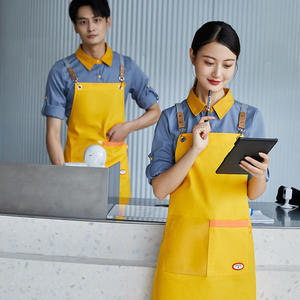 Tablier en toile verte avec poche et bretelles réglables pour hommes, idéal pour la restauration et les bars - Product Image 4