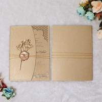 Belle carte d'invitation en acrylique bronzant brun élégant avec des sceaux de cire ligne d'or fleurs séchées pour mariage personnalisé