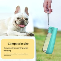 Distributeur d'eau portable pliable moderne de grande capacité, étanche, pour chats et chiens, utilisation en extérieur, forme de bouteille, en plastique