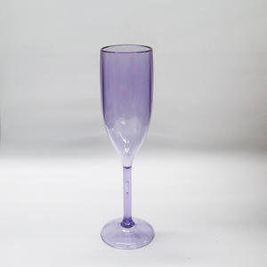 كؤوس نبيذ بلاستيكية حمراء وشفافة ملونة سعة 201-300 مل، كلاسيكية وصديقة للبيئة وقابلة لإعادة الاستخدام للبار والمطعم والحفلات - Product Image 1