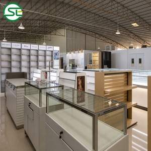 Exhibidor de Diseño Interior de Lujo, Estantes de Vidrio de Alta Gama, Adecuado para Exhibición en Tiendas de Perfumes y Boutiques - Product Image 3