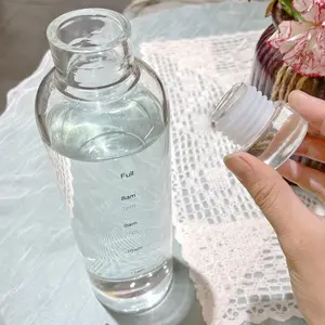 Durchsichtiger Milchsaft einfacher Becher Geburtstagsgeschenk 700 ml Wassersflasche mit Strohhalm große Kapazität Glas-Wassersflasche