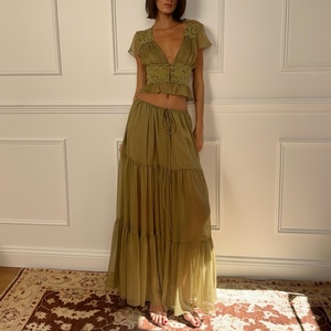Ensemble bohème 2 pièces sur mesure OEM pour femme : haut court en dentelle vert olive et jupe longue à volants - Product Image 1