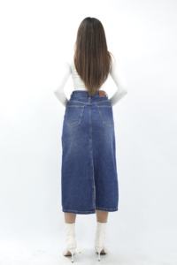 กระโปรงยีนส์สีน้ำเงินเอวสูงความยาวปานกลาง รุ่น 8848 ออกแบบมาเพื่อให้ดูมีสไตล์หลากหลาย ให้ความสบายและแฟชั่นที่ดูง่ายๆ ทุกวัน - Product Image 4