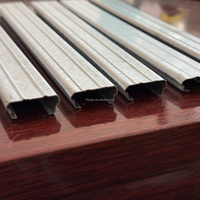 Profilé de fixation robuste et durable pour film de serre, avec fente pour carte, en aluminium zingué