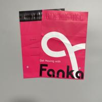 Sacs polymailers rose vif avec impression de grand logo, fermeture auto-adhésive robuste pour l'emballage de vêtements de boutique et de commerce électronique