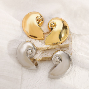 2024 joyería de moda cara brillante Concha colgante collar moda geometría exagerada línea de cera océano Shell cuero código collar - Product Image 4
