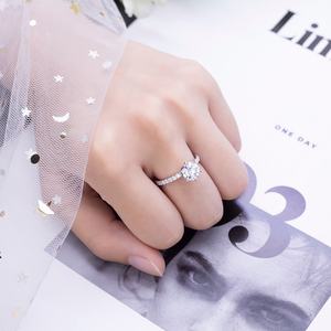 Anillo de Compromiso y Matrimonio Messi Jeweley MSR-540 de Oro Blanco de 14K con Esmeralda y Moissanita de 7mm - Product Image 5