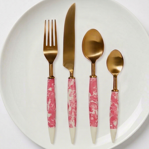 Ensemble de couverts Glam Pink Marble Handle Gold, fourchette, couteau, cuillère, cuillère à café, compatible lave-vaisselle, pour usage en cuisine - Product Image 1