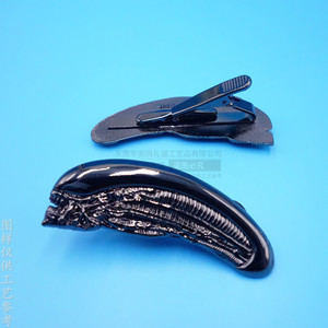 Pince à cravate en métal tête d'alien, couleur nickel noir, design 3D en relief, accessoire de tenue formelle - Product Image 3