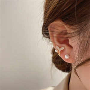 Boucles d'oreilles clous coréennes scintillantes en zircon et perles queue de poisson pour femme – Tendance et élégantes, boucles d'oreilles diamantées originales - Product Image 2