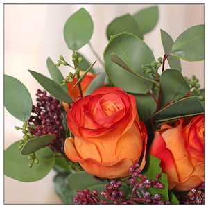 Ramo de Rosas Artificiales Naranjas Pre-Atado con Eucalipto y Bayas Púrpuras, Arreglo Floral de Seda para Decoración de Mesa y Jarrones del Hogar - Product Image 5