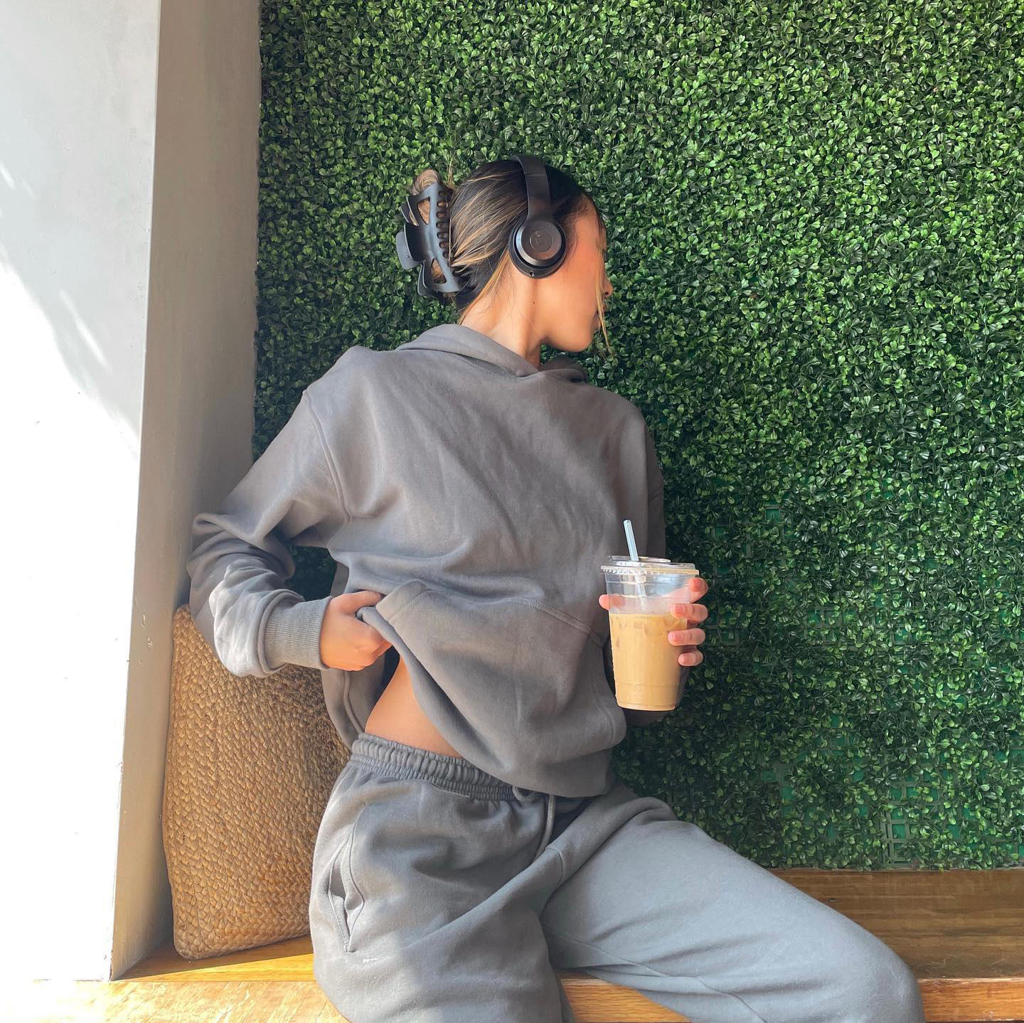 สีเทาเข้ม