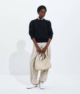 Bolso de Mano Bottega BV Travel Campana Clutch Archival Silhouette, en Cuero Genuino Intrecciato, con Cierre Abierto, de Lujo Veneta - Product Image 5