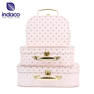 Caja cosmética rígida Indaco con lunares rosas, asa dorada e impresión en lámina. - Product Image 4
